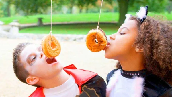 game halloween - Đua ăn bánh Donut